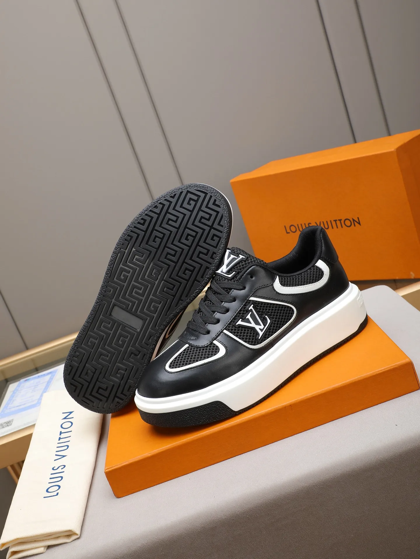 Men's shoes 💰460 New men's shoes LV fashion trend Made of first-layer calfskin➕breathable mesh lining! The foot feels super comfortable and the workmanship is impeccable. Foam ultra-light outsole, size: 38-44 (45 customized) 2 colors to choose from!